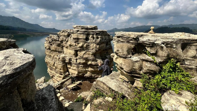 Lubang Sewu: Panorama Karst Unik di Tepian Waduk Wadaslintang